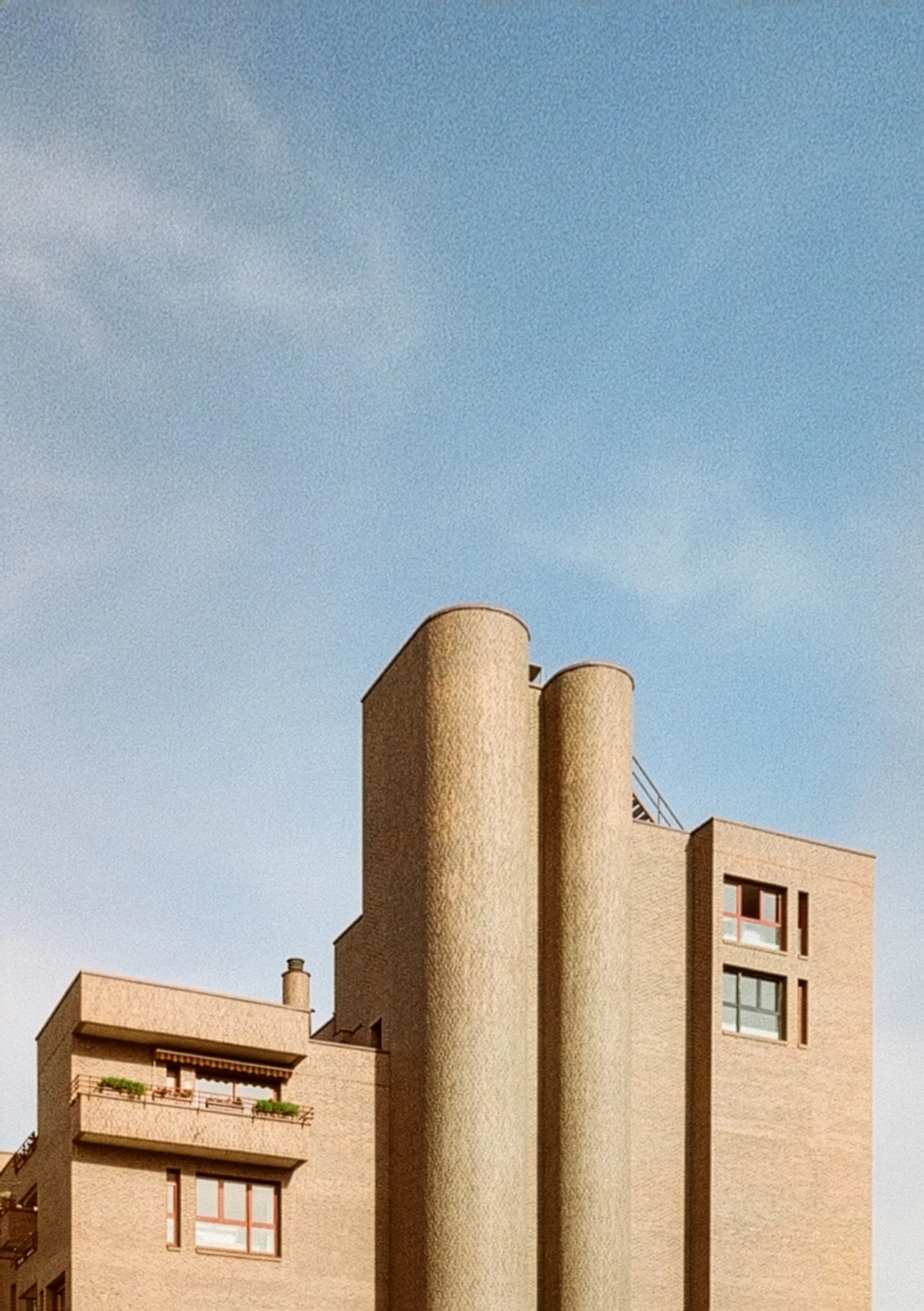 Exterior view of the brick residential building in Durango designed by Juan Daniel Fullaondo.
