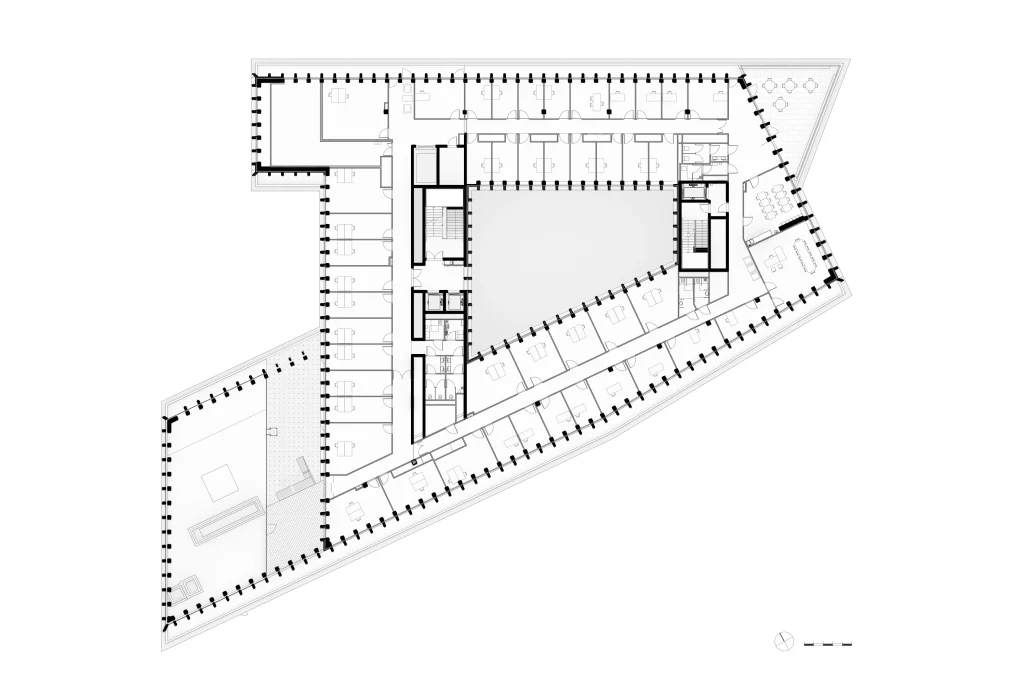 Upper-level plan of HTSH showing the angular perimeter, central atrium and distributed circulation cores.